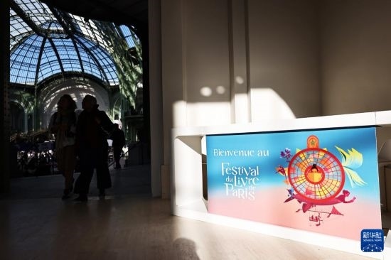 4月11日，人們在法國巴黎大皇宮參加2025巴黎書展。新華社記者 高靜 攝