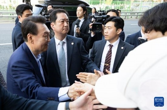 4月11日，韓國(guó)前總統(tǒng)尹錫悅（左一）在離開首爾漢南洞官邸時(shí)與支持者握手。新華社發(fā)（全休相攝）