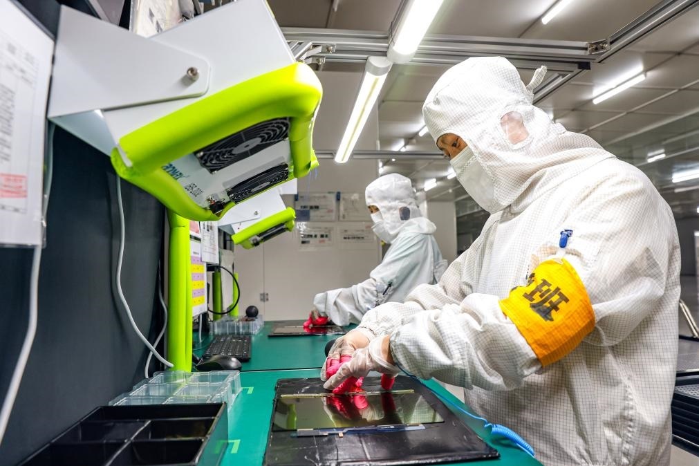 3月27日，在位于寧夏賀蘭工業(yè)園區(qū)的湯姆森電氣有限公司生產(chǎn)車間內(nèi)，工作人員制作硅膠絕緣護(hù)套。新華社記者 楊植森 攝