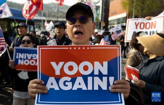 4月11日，在韓國(guó)首爾漢南洞官邸附近，支持者為韓國(guó)前總統(tǒng)尹錫悅送行。新華社發(fā)（全休相攝）