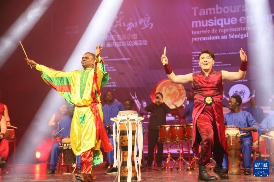 4月10日，在塞內(nèi)加爾首都達喀爾的國家大劇院，中央音樂學院進擊打擊樂團與塞內(nèi)加爾杜杜·恩迪亞耶·羅斯打擊樂團同臺演出。新華社記者 司源 攝