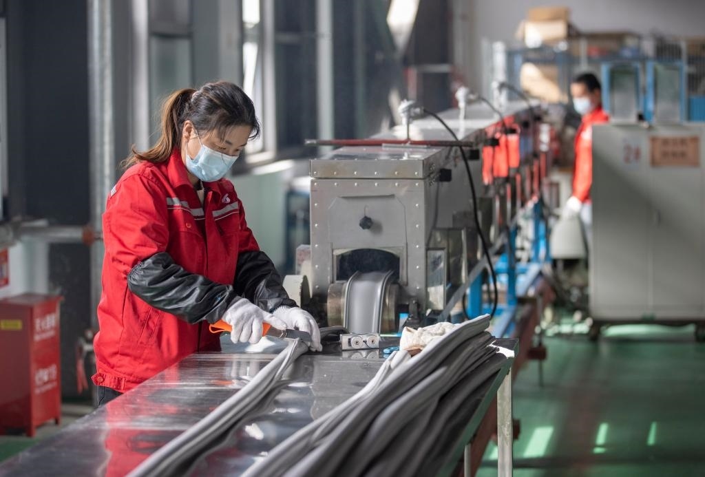 3月27日，在位于寧夏賀蘭工業(yè)園區(qū)的湯姆森電氣有限公司生產(chǎn)車間內(nèi)，工作人員制作硅膠絕緣護(hù)套。新華社記者 楊植森 攝