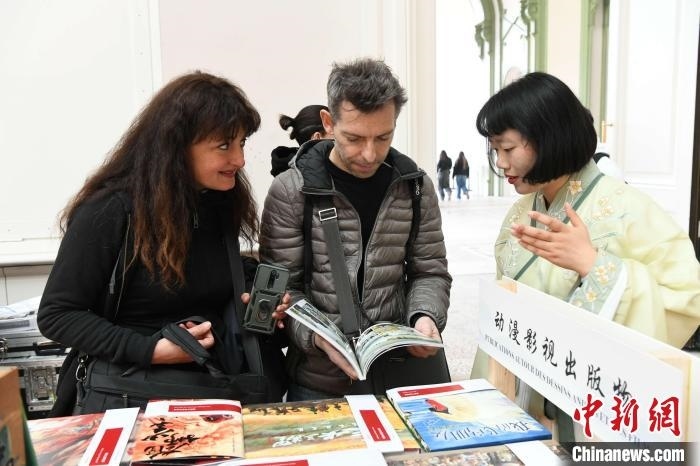 當地時間4月11日，2025年巴黎圖書節(jié)在巴黎大皇宮揭幕。中國出版代表團攜千余種中國精品圖書亮相展會。 中新社記者 李洋 攝