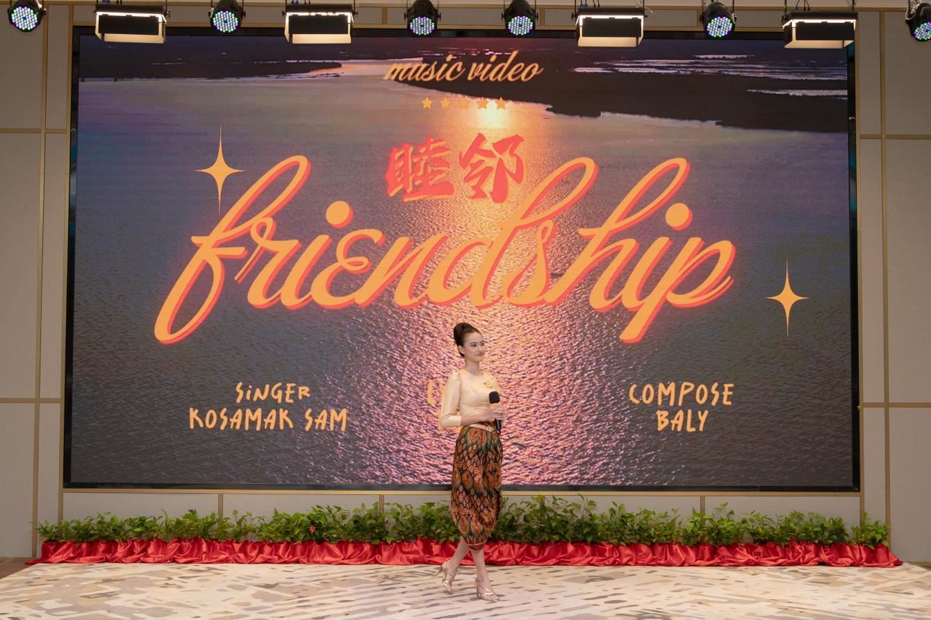 柬埔寨歌手珂撒瑪演唱紀(jì)錄片《睦鄰·柬埔寨》主題曲。柬埔寨數(shù)字電視有限公司供圖