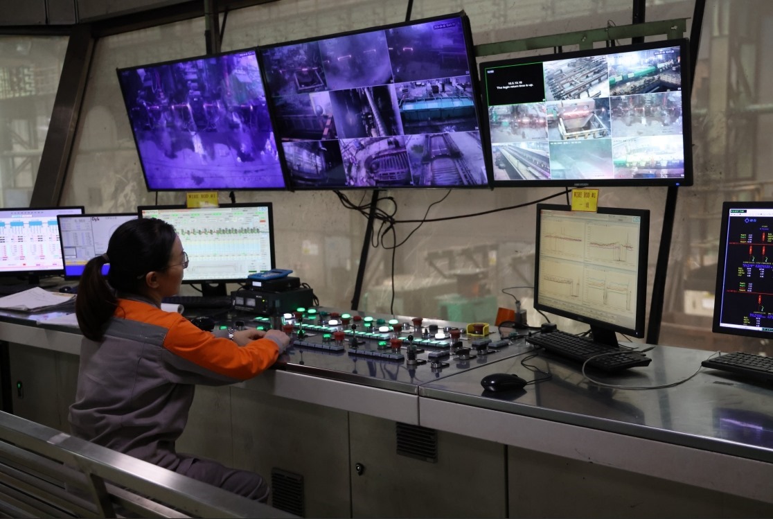 工作人員在馬中關(guān)丹產(chǎn)業(yè)園內(nèi)的聯(lián)合鋼鐵生產(chǎn)車間內(nèi)工作。（人民日?qǐng)?bào)記者楊一 攝）