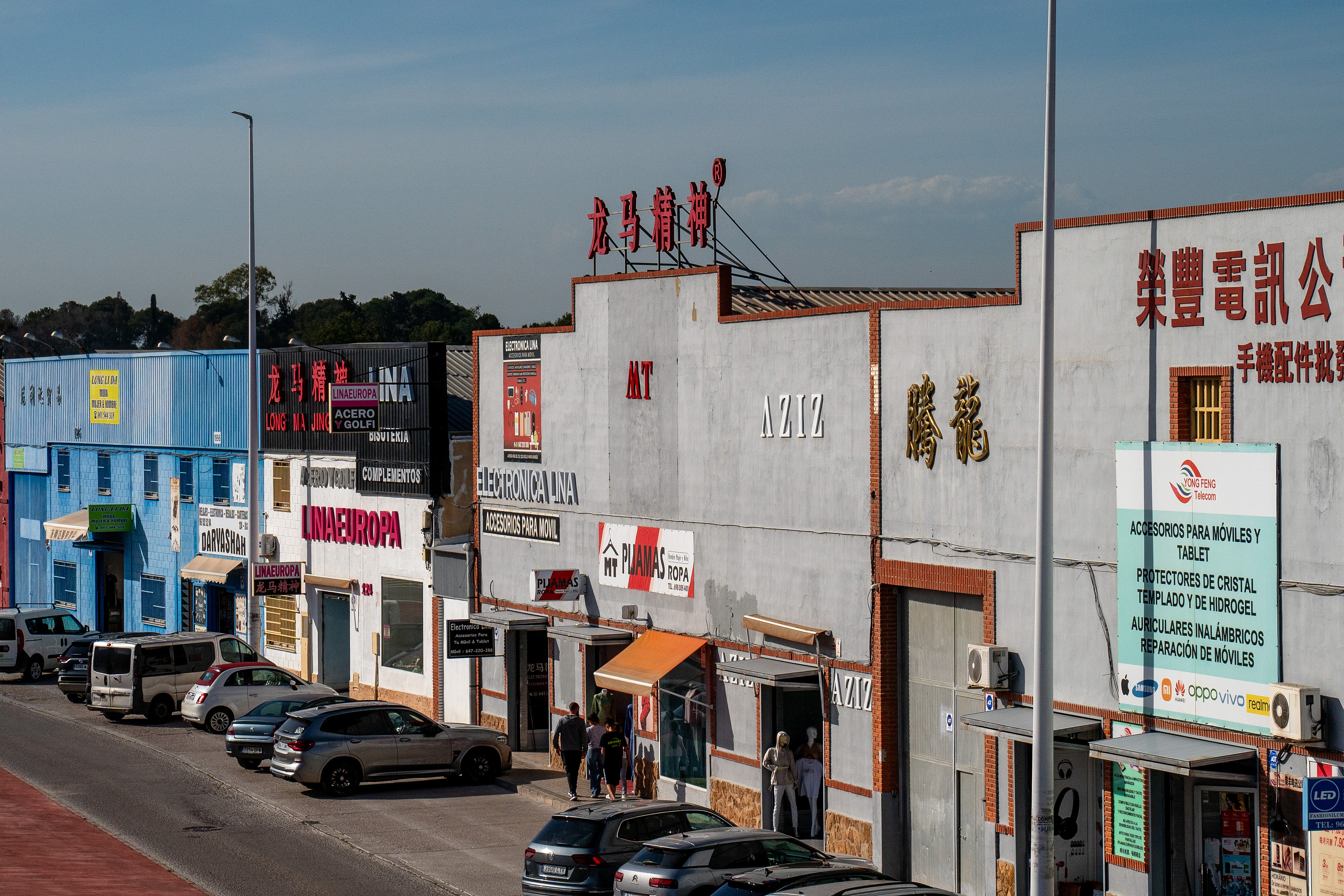 當(dāng)?shù)貢r(shí)間2025年4月10日，西班牙瓦倫西亞國(guó)際機(jī)場(chǎng)附近的中資批發(fā)零售商店。