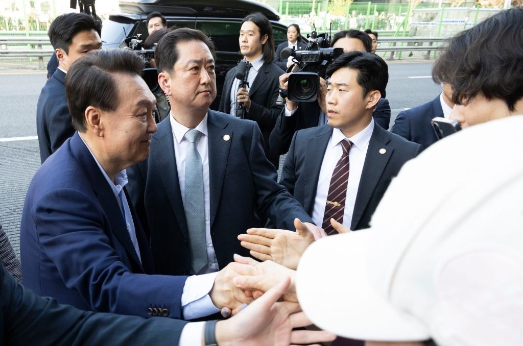 4月11日，韓國前總統(tǒng)尹錫悅（左一）在離開首爾漢南洞官邸時與支持者握手。新華社發(fā)（全休相攝）