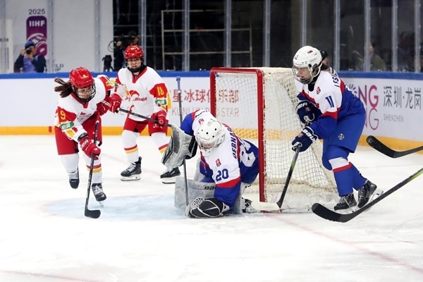 中國(guó)隊(duì)球員孔明會(huì)(左一)射門。圖片來源:中國(guó)冰球協(xié)會(huì)