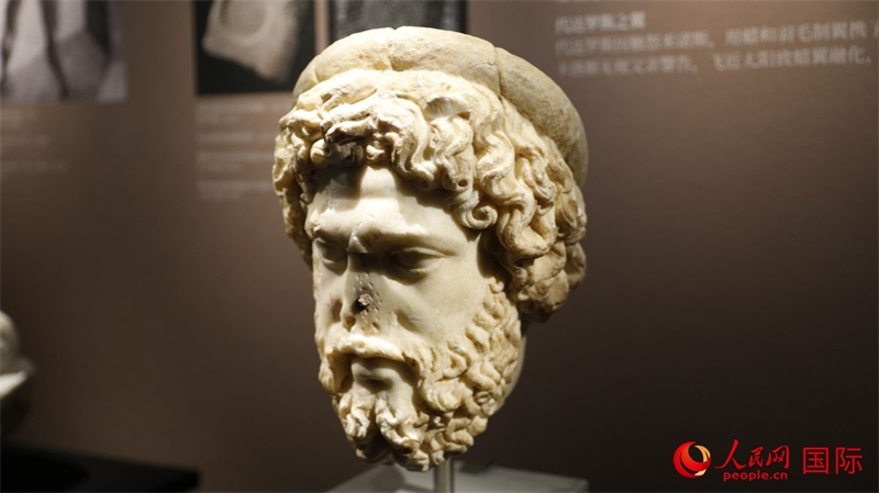 阿斯克勒庇俄斯大理石頭像。4月14日，來(lái)自希臘伊拉克利翁考古博物館的文物在故宮博物院展出。（人民網(wǎng) 張澤宇攝）