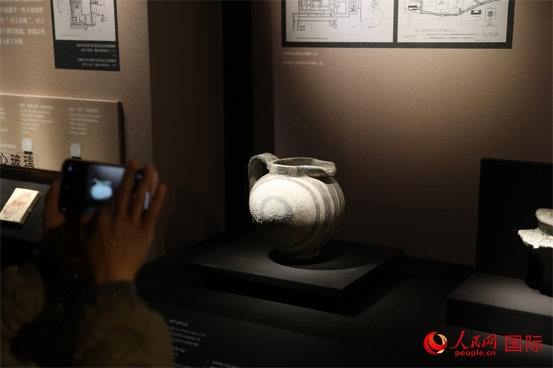 參觀者在拍攝。4月14日，來(lái)自希臘伊拉克利翁考古博物館的文物在故宮博物院展出。（人民網(wǎng) 張澤宇攝）