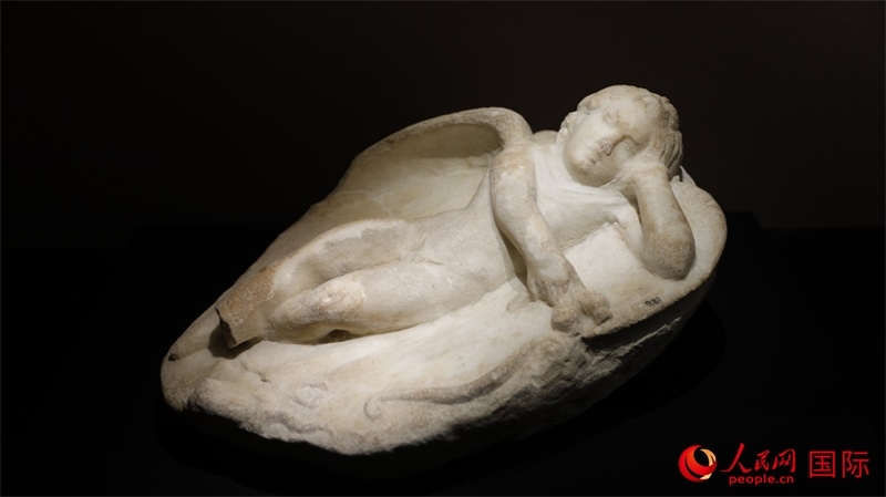 沉睡的厄洛斯大理石浮雕。4月14日，來(lái)自希臘伊拉克利翁考古博物館的文物在故宮博物院展出。（人民網(wǎng) 張澤宇攝）