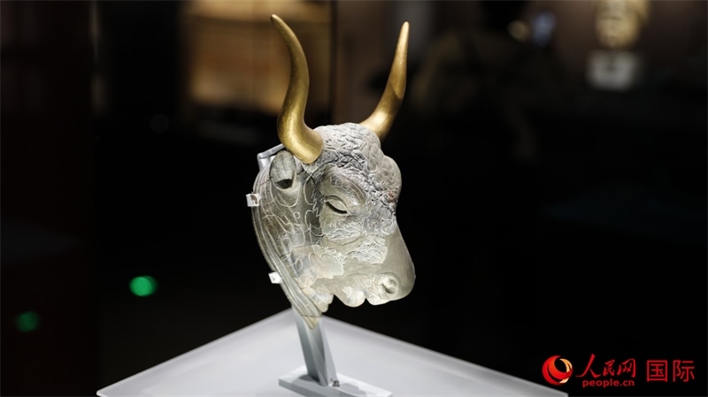 公牛頭型綠泥石來(lái)通杯。4月14日，來(lái)自希臘伊拉克利翁考古博物館的文物在故宮博物院展出。（人民網(wǎng) 張澤宇攝）