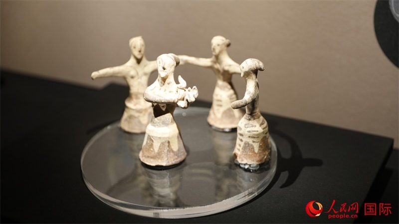 舞蹈者與音樂(lè)家雕塑群像。4月14日，來(lái)自希臘伊拉克利翁考古博物館的文物在故宮博物院展出。（人民網(wǎng) 張澤宇攝）
