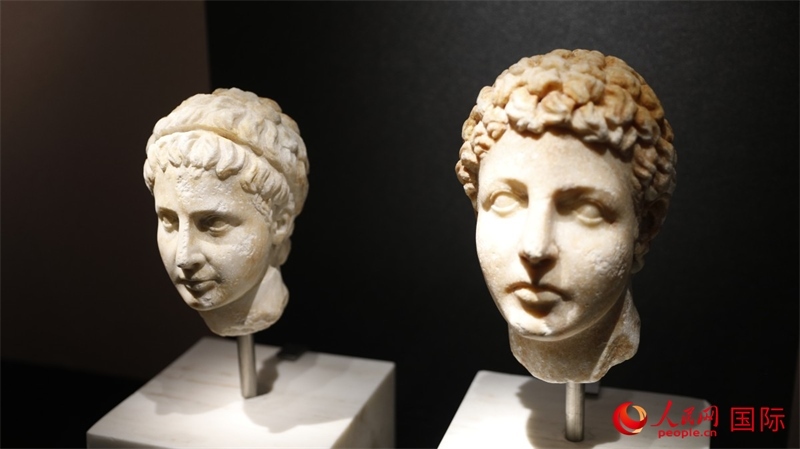 兄弟大理石頭像。4月14日，來(lái)自希臘伊拉克利翁考古博物館的文物在故宮博物院展出。（人民網(wǎng) 張澤宇攝）