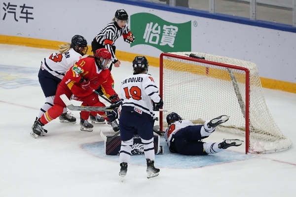 中國隊球員曲樂(左二)破門得分。圖片來源：中國冰球協(xié)會 此役中國隊首發(fā)陣容是詹佳慧、于柏巍、孔明會、趙啟男、曲樂、方新。比賽進行至2分43秒，荷蘭隊率先取得進球，1:0領先。失球后的中國隊打得更加積極主動，多次獲得射門機會，但可惜沒有破門得分。 第二節(jié)39分34秒，中國隊曲樂在王佳欣和孔明會的助攻下破門，將比分扳平，這也是中國隊在本屆賽事中取得的首個進球。 末節(jié)43分42秒，荷蘭隊球員勾人犯規(guī)，被判罰任意球。中國隊張夢瑩執(zhí)行并打進，2:1反超比分。最后階段，荷蘭隊撤下守門員，場上6人進攻但未能進球。最終，中國隊以2:1逆轉戰(zhàn)勝對手，取得本屆世錦賽首場勝利。 在昨日進行的另外兩場比賽中，奧地利隊3:2力克斯洛伐克隊，法國隊2:1戰(zhàn)勝丹麥隊。三輪比賽過后，奧地利隊三戰(zhàn)全勝領跑積分榜，斯洛伐克隊和法國隊2勝1負分列二、三位，丹麥隊和中國隊1勝2負排在四至五位，荷蘭隊三戰(zhàn)皆負積分墊底。