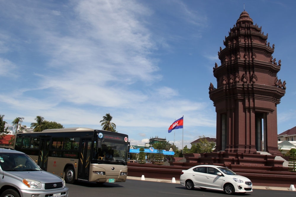 2018年1月5日，在柬埔寨金邊，一輛中國援助的“宇通”公交車經(jīng)過獨(dú)立紀(jì)念碑。