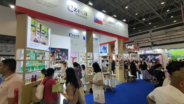 觀展者在各國展臺采購、咨詢。人民網(wǎng)記者 李彤攝