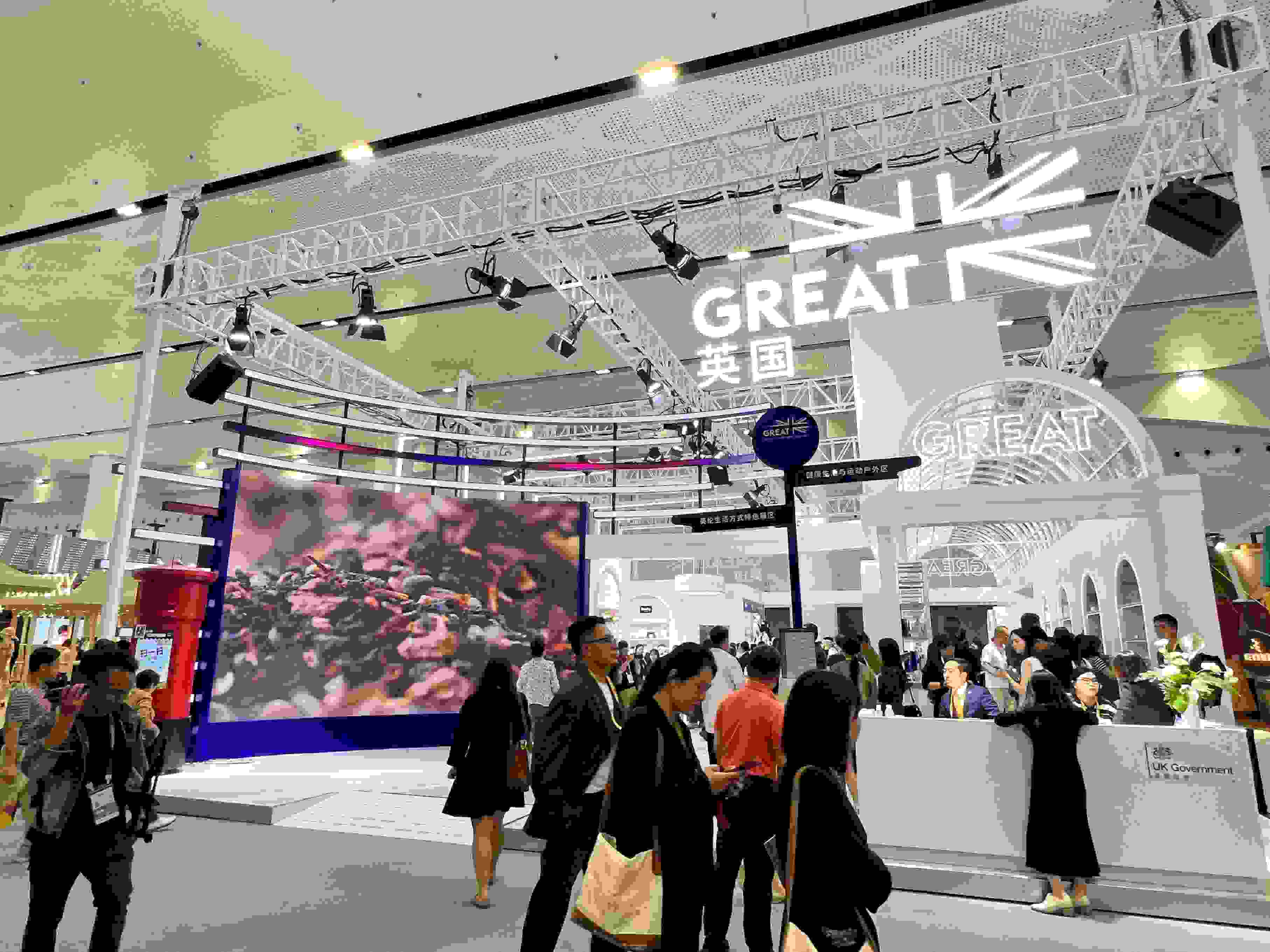 在消博會上，主賓國英國國家館開館。人民網(wǎng)記者 趙瞳攝