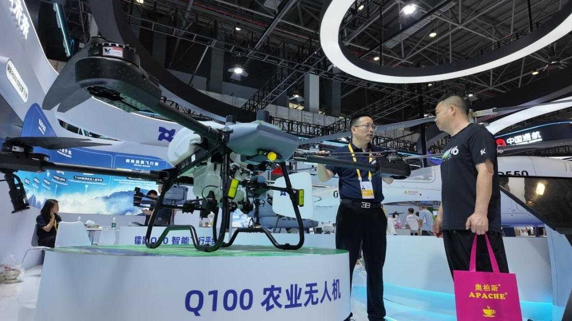 低空經(jīng)濟展區(qū)展出的農(nóng)業(yè)無人機裝備。人民網(wǎng) 歐陽易佳攝