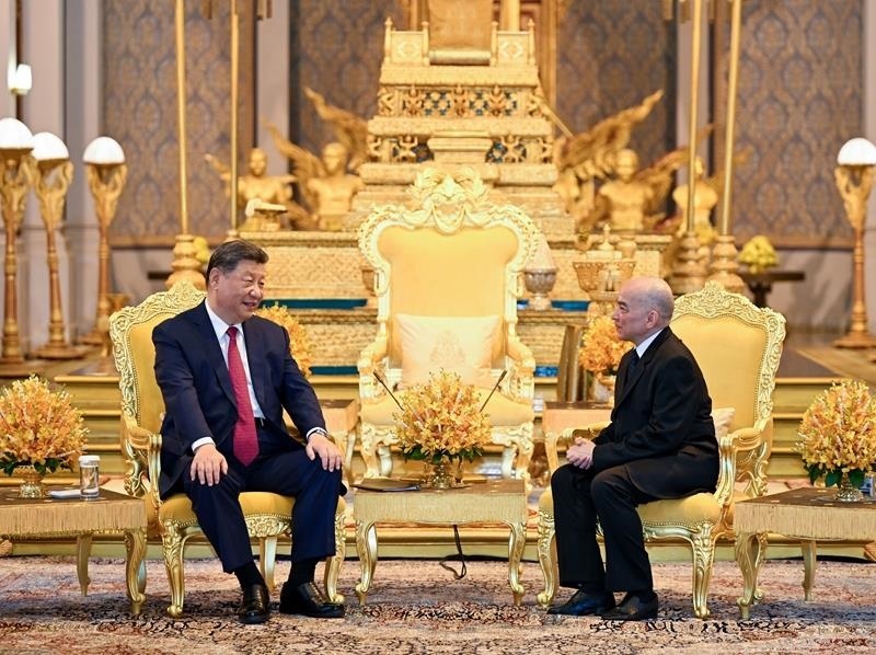 4月17日，柬埔寨國(guó)王西哈莫尼同習(xí)近平主席在金邊王宮舉行會(huì)見。