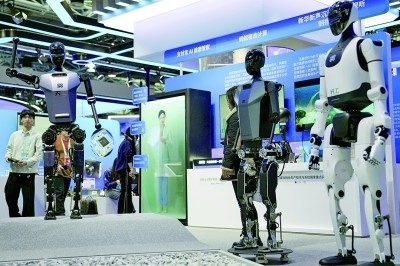 3月27日，在中關(guān)村展示中心常設(shè)展上，人形機器人“天工”向參觀者招手示意。新華社記者 鞠煥宗攝