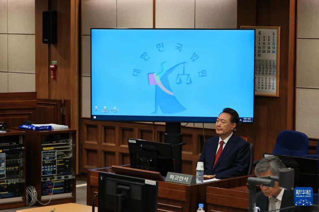 4月21日，尹錫悅在韓國首爾中央地方法院出席庭審。新華社/紐西斯通訊社