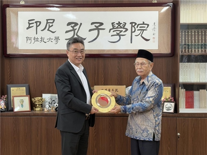 雙方交換禮物?；顒又鬓k方供圖