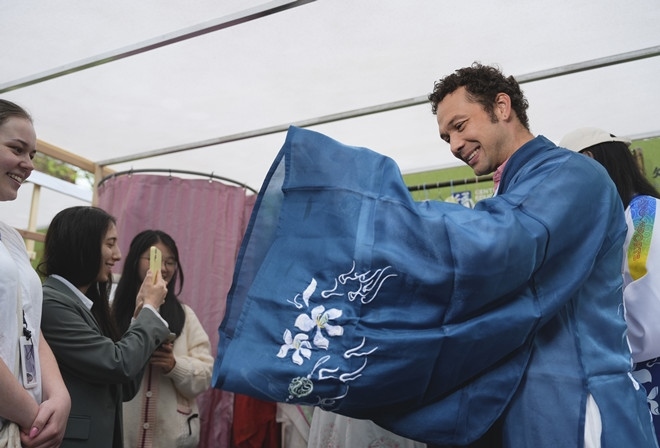 外國青年試穿漢服。中外語言交流合作中心供圖