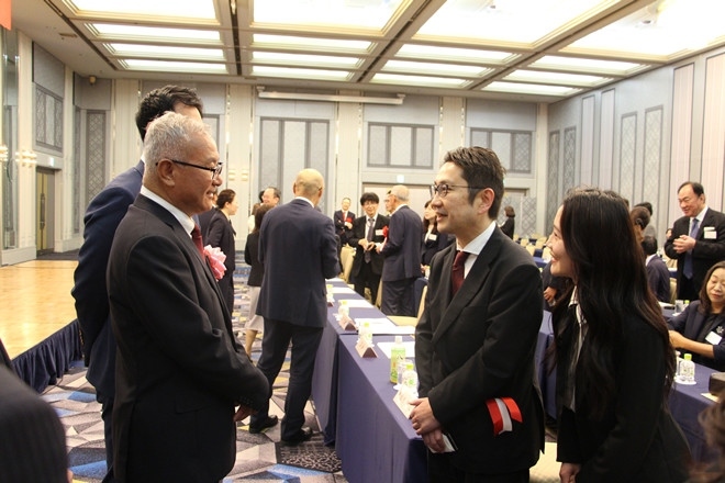 與會(huì)嘉賓熱切交流。中國駐福岡總領(lǐng)館供圖