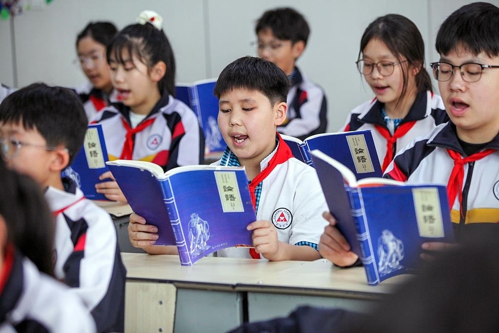 △2025年4月21日，河南焦作，學(xué)生們在誦讀《論語》。