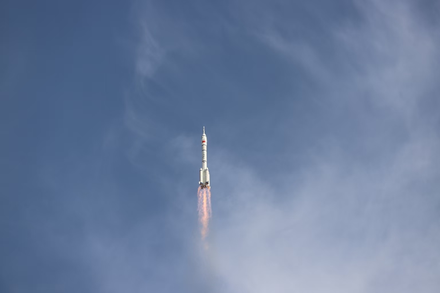 長征二號F遙二十運載火箭點火發(fā)射。人民網(wǎng)記者 黃帆攝