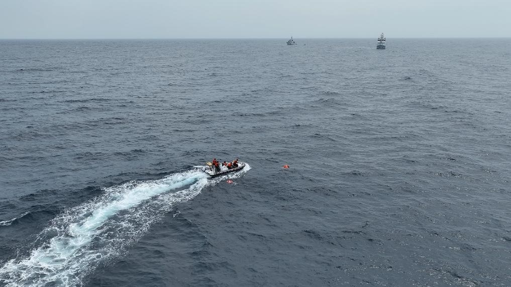 4月23日，中越海警開展海上聯(lián)合搜救演練，模擬營救落水人員。（中國海警供圖）