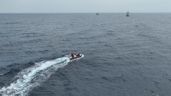 4月23日，中越海警開展海上聯(lián)合搜救演練，模擬營救落水人員。（中國海警供圖）