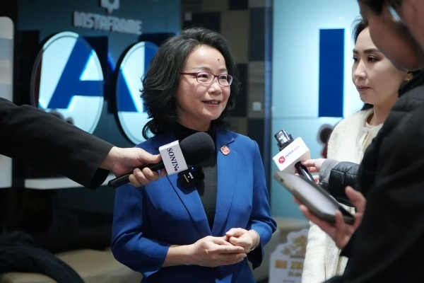 沈敏娟大使接受中蒙主流媒體采訪。中國駐蒙古國使館供圖