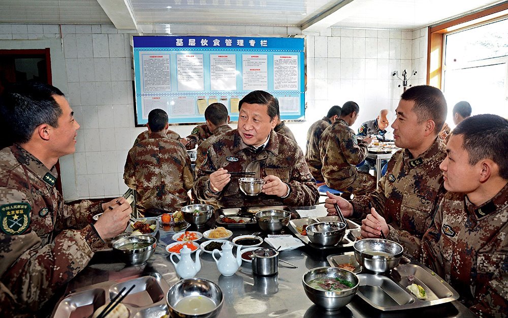 2014年1月26日，習(xí)近平主席專程來到內(nèi)蒙古軍區(qū)邊防某部，親切看望慰問戍邊官兵。這是在連隊(duì)食堂，習(xí)近平主席同戰(zhàn)士們一起用餐。