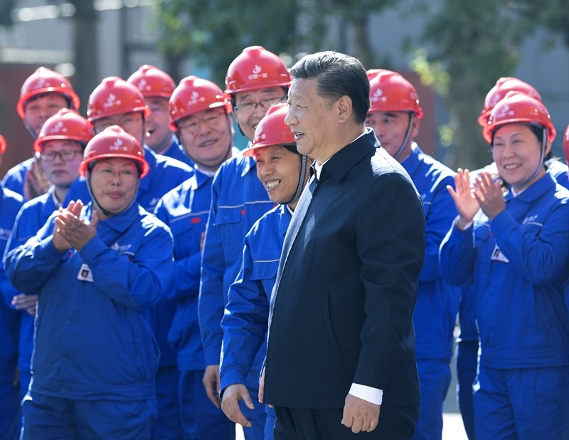 2018年9月26日，在中國(guó)一重集團(tuán)，習(xí)近平總書(shū)記走到工人中間，同大家親切交流。