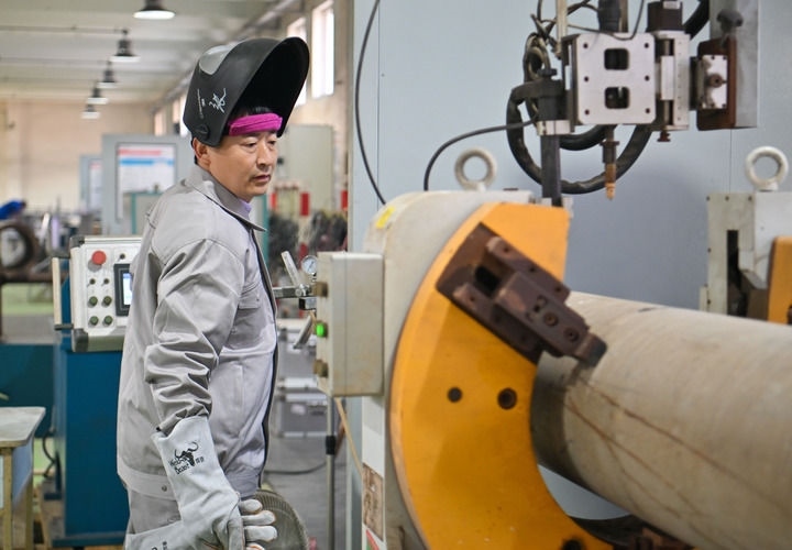 在中石化第四建設(shè)有限公司工匠學(xué)院，全國人大代表、中石化第四建設(shè)有限公司工匠學(xué)院焊接教練張振連操作自動焊機(jī)（2025年2月21日攝）。新華社記者 孫凡越 攝