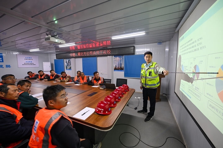 2024年11月13日，在中建二局北方公司天津項(xiàng)目部，工程技術(shù)人員為勞動者開展技能培訓(xùn)。新華社記者 孫凡越 攝