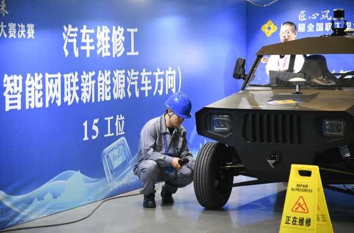 2024年9月11日，由全國總工會、人力資源和社會保障部等單位主辦的第八屆全國職工職業(yè)技能大賽決賽在陜西開幕。這是選手在位于西安國際會展中心的比賽場地參加汽車維修工（智能網(wǎng)聯(lián)新能源汽車方向）工種比賽。新華社記者 張博文 攝