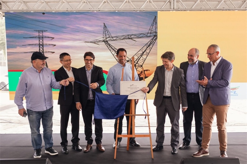 CPFL公司執(zhí)行副總裁弗拉維奧·恩里克·里貝羅（中）、CPFL輸電公司總裁李甫（左二）、南里奧格蘭德州州議員阿洛伊西奧·克拉斯曼（左一）、州長代表豪爾赫·波佐邦（右一）等出席投運(yùn)儀式。 中國國家電網(wǎng)巴西電力CPFL公司供圖