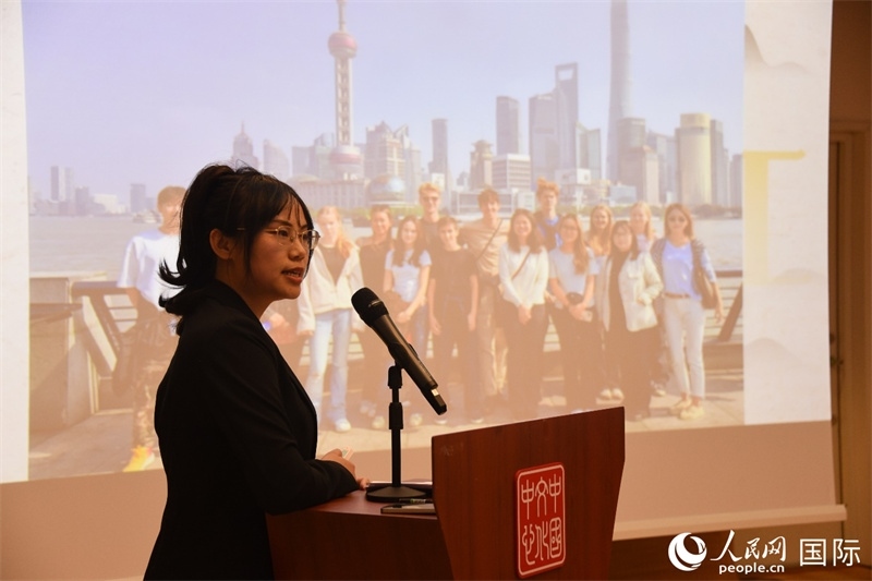 斯德哥爾摩考試中心經(jīng)理陳曦介紹“漢語水平考試”情況。人民網(wǎng)記者 殷淼攝