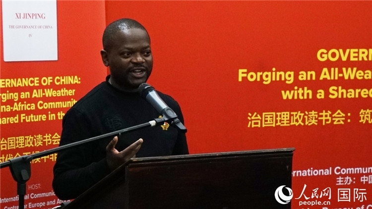 約翰內(nèi)斯堡大學(xué)非洲中國研究中心研究員葛迪恩·吉通加在讀書會(huì)上發(fā)言。人民網(wǎng) 劉暢攝