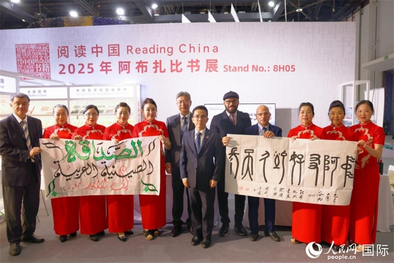 4月27日，中阿書法交流體驗在阿布扎比書展期間舉行。人民網(wǎng)記者 張志文攝