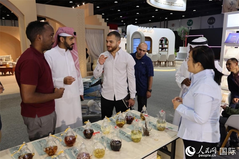 在“閱讀中國”館，當?shù)刈x者通過品味中國茶，了解中國文化。人民網(wǎng)記者 張志文攝