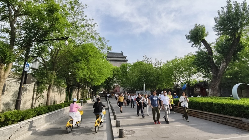 外國游客游覽北京鼓樓。人民網(wǎng)記者 李楠樺攝