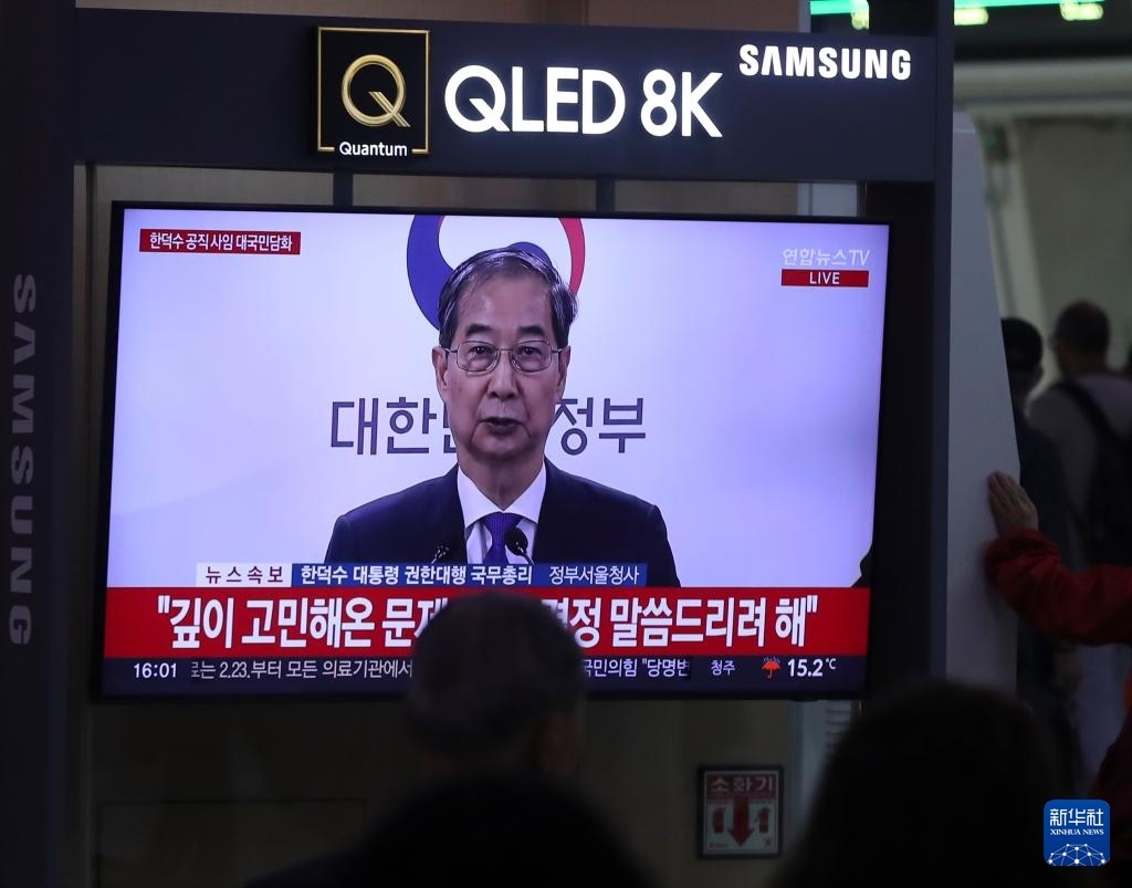 5月1日，在韓國首爾火車站，民眾觀看韓德洙辭職的新聞。新華社記者 姚琪琳 攝