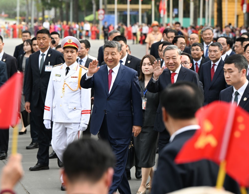 4月14日，中共中央總書記、國家主席習(xí)近平抵達(dá)河內(nèi)對越南進(jìn)行國事訪問。當(dāng)日下午，越共中央總書記蘇林為習(xí)近平舉行隆重歡迎儀式。這是歡迎儀式后，習(xí)近平和蘇林一同步行前往越共中央駐地舉行會(huì)談時(shí)，向歡迎人群揮手致意。新華社記者 張領(lǐng) 攝