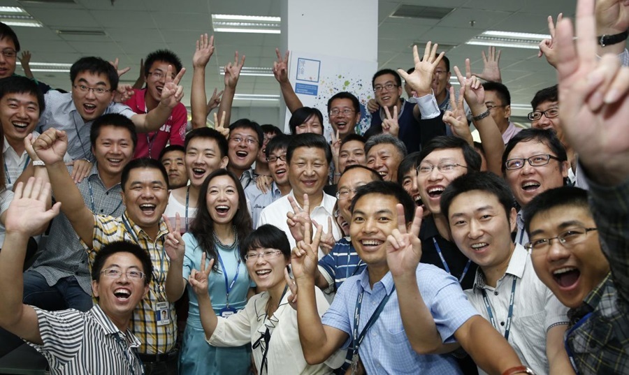 2013年8月29日，習(xí)近平總書記在東軟集團（大連）有限公司同年輕員工親切合影。新華社記者 鞠鵬 攝