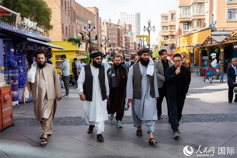 代表團(tuán)在新疆國(guó)際大巴扎參觀。人民網(wǎng)記者 章凱風(fēng)攝