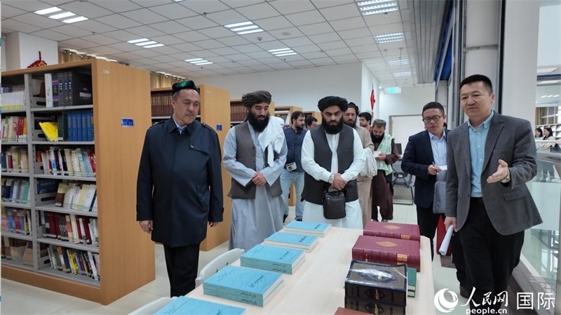 代表團(tuán)在新疆伊斯蘭教經(jīng)學(xué)院圖書(shū)館參觀。人民網(wǎng)記者 章凱風(fēng)攝